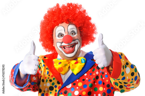 Fotomural Retrato de un payaso sonriente dando pulgar hacia arriba aislados en blanco