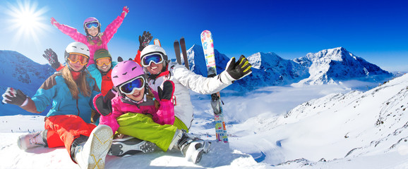 Fototapete - Ski, winter, snow - family enjoying winter vacation