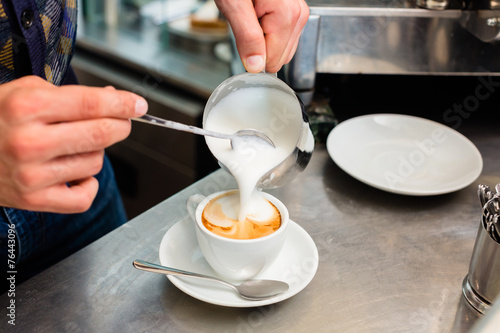 Cuadros en Lienzo Barista in Cafe Bar gießt Milchschaum für Cappuccino