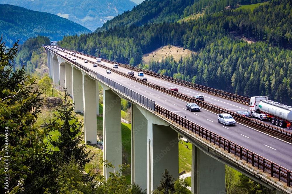 Reiseverkehr auf Brennerautobahn in Südtirol - obrazy, fototapety, plakaty 