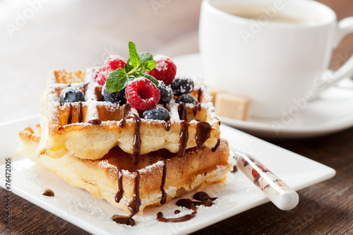 Cuadros en Lienzo Fresh homemade brussels waffle with berries