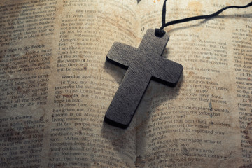 Poster - wooden cross on a old bible