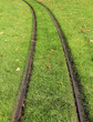 voie de tramway dans l'herbe