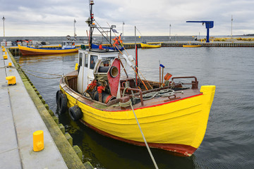Fototapete - Łódz rybacka w małym porcie, Morze Bałtyckie