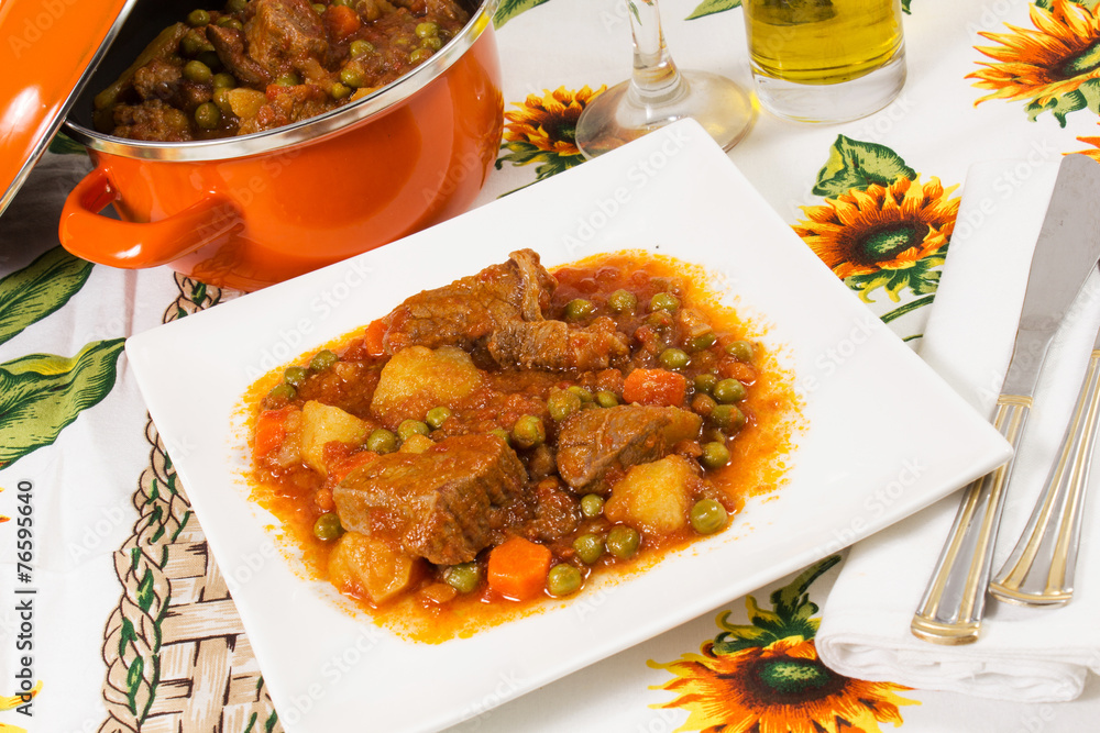spezzatino di carne con patate e piselli e carote Stock Photo | Adobe Stock