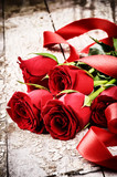 Fototapeta Na ścianę - Bouquet of red roses on grunge background