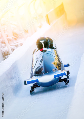 Dekoracja na wymiar  sporty-zimowe-dwuosobowy-bobslej-w-lodowym-kanale