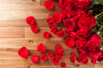 Bouquet of roses on wooden desk