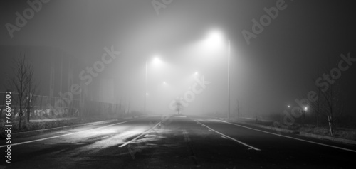 Cuadros en Lienzo Black and white street at night with fog