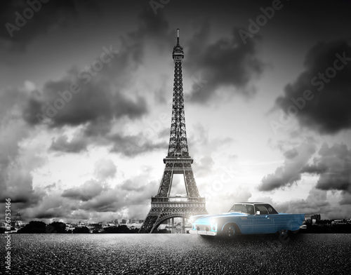 effel-tower-paryz-francja-i-samochod-retro-czarny-i-bialy