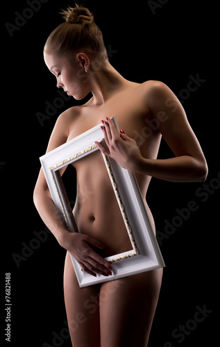 Zdjęcie XXL Uroczy nagi dziewczyny pozować obramiający jej ciało