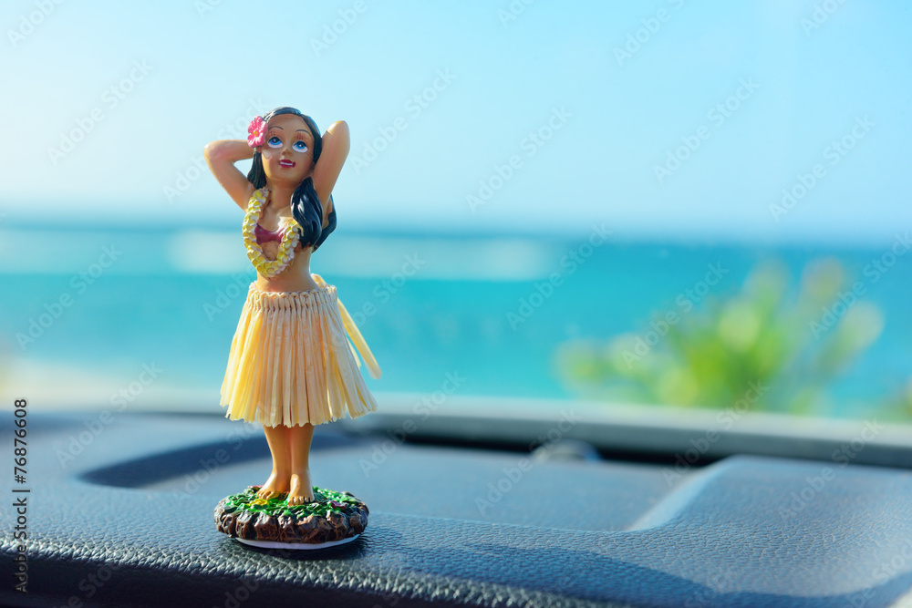 Foto Hawaii road trip - car hula dancer doll do Stock | Adobe Stock