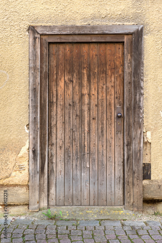 wyblakly-brazowy-drewniane-drzwi