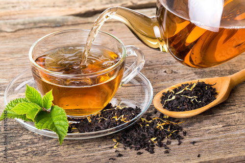 Cuadros en Lienzo Tea composition with mint leaf on wooden palette