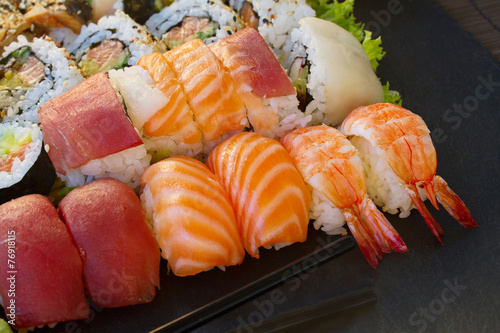 Naklejka samoprzylepna Obiad z daniem sushi