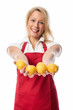 Frau mit Handvoll Zitronen