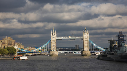 Fototapete - Tower Bridge in the cloudy day