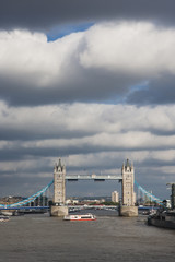 Fototapete - Tower Bridge in the cloudy day