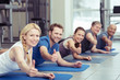 © contrastwerkstatt - sportler im fitness-studio zeigen daumen hoch