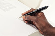 © mariesacha - femme noire signant contrat