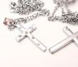 Silberne Halskette mit einem Kreuz