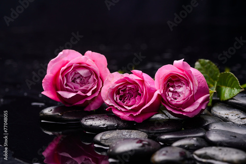 Fototapeta na wymiar Trzy kwiaty róży z kamyczkami ZEN