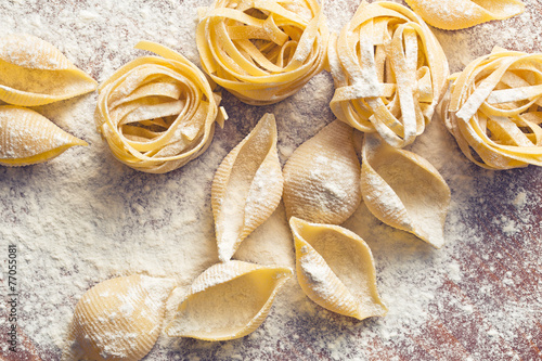 Photo  raw pasta and flour