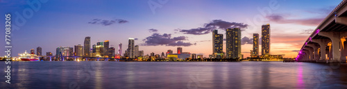 Foto-Schiebegardine mit Schienensystem - Miami city skyline panorama at twilight (von f11photo)