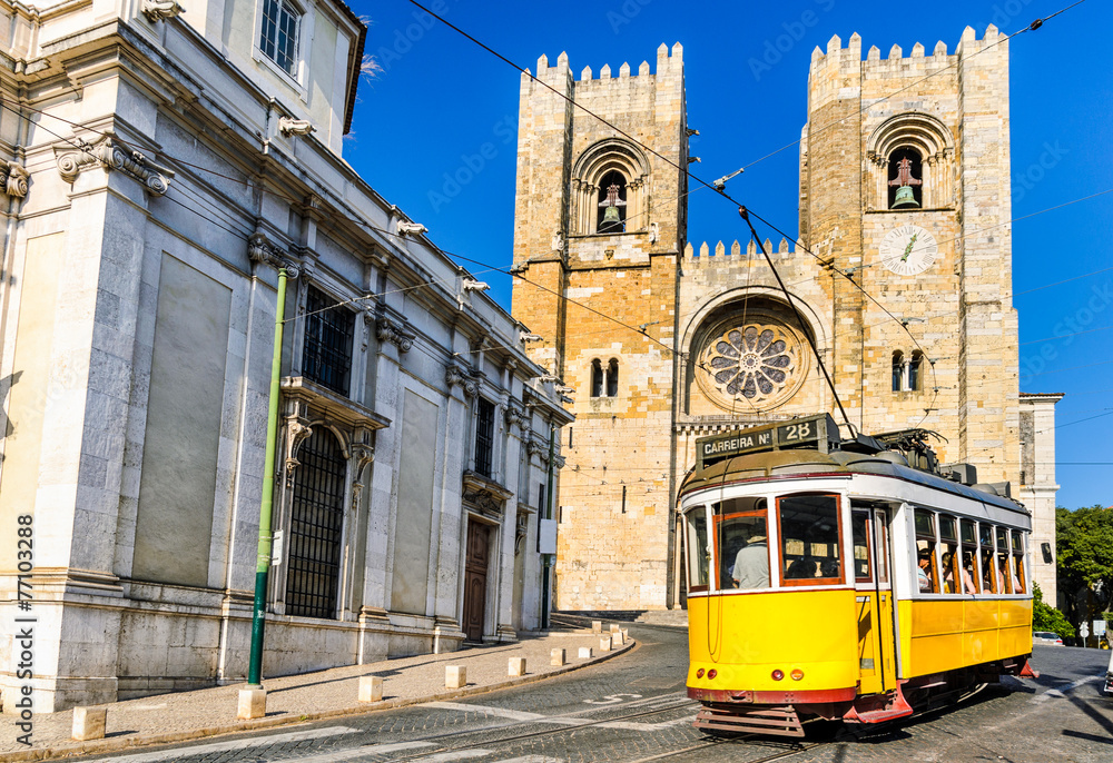 Obraz na płótnie Historic yellow tram of Lisbon, Portugal w salonie