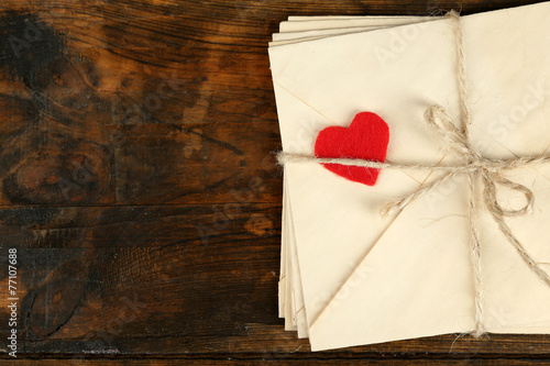 Cuadros en Lienzo Stack of love letters on rustic wooden planks background