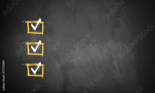 Cuadros en Lienzo Checkliste auf Kreidetafel mit Textfreiraum