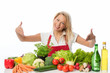 Blonde Hausfrau präsentiert verschiedene Gemüsesorten