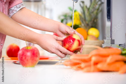 Zdjęcie XXL Kobieta wręcza płuczącego smakowitego jabłka
