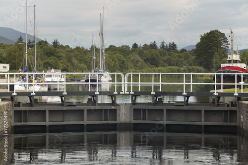 Fotografie, Obraz Caledonian canal with sailboats and lock in Scotland