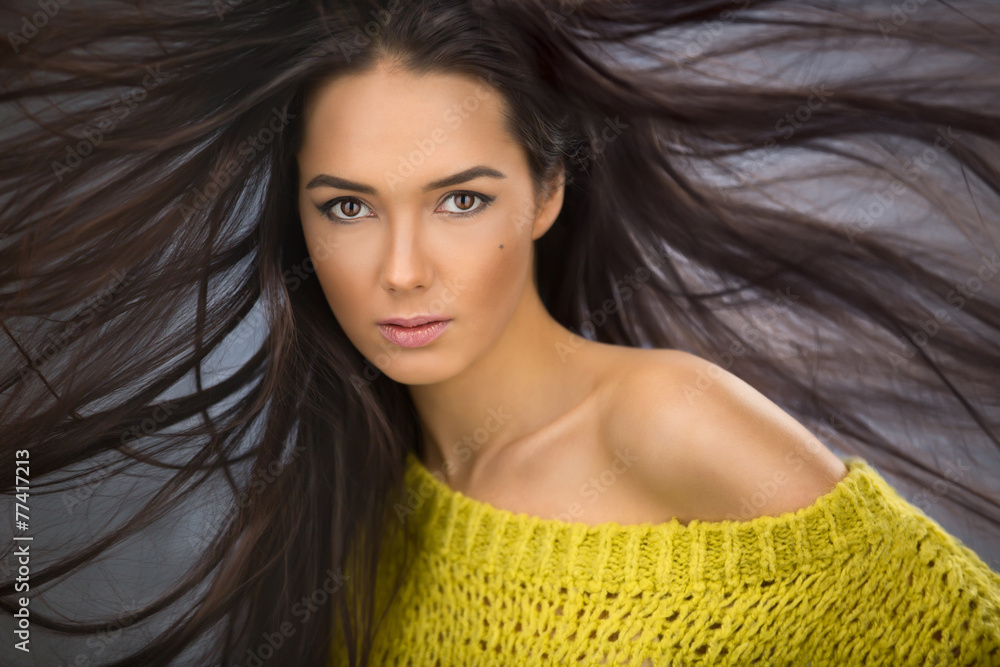 portret-uroczej-seksownej-brunetki-z-dlugim-wichrem-wlosow