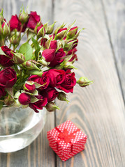 Sticker - Red roses  and gift box