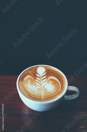 Board z aluminiowym obramowaniem Filiżanka kawy latte art w kawiarni