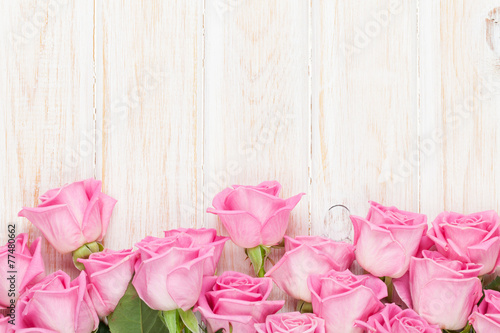 Nowoczesny obraz na płótnie Valentines day background with pink roses over wooden table