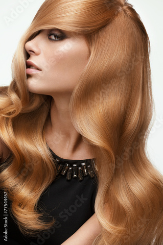 Foto Blond hair. Portrait of beautiful Blonde with Long Wavy Hair. Hi
