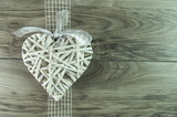 Fototapeta Storczyk - wiklinowe białe serce na walentynki