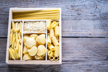 Canvas Print - Various types of pasta in the wooden container