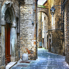 beautiful old streets of Italian medieval towns