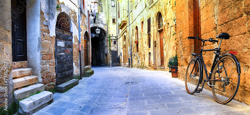 Naklejka na szybę pictorial streets of old Italy series - Pitigliano