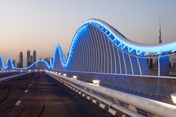 Fototapete - Meydan Bridge in Dubai at night. United Arab Emirates