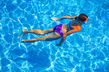 Canvas Print - Girl in the pool