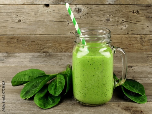 Fotomural Healthy green smoothie with spinach in a jar mug on wood