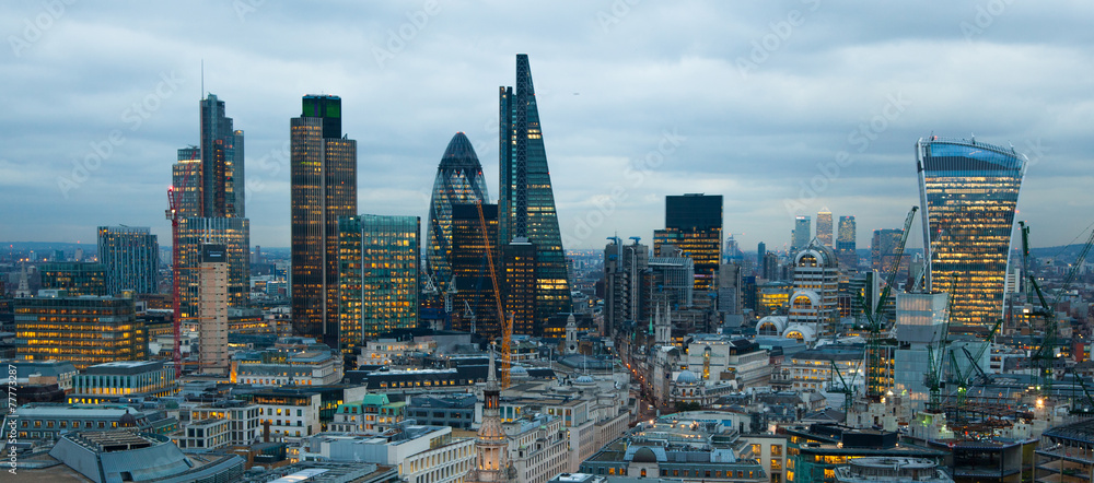 LONDON, UK - JANUARY 27, 2015: City of London night view - obrazy, fototapety, plakaty 