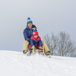© ARochau - Mama fährt mit dem Sohn schlitten