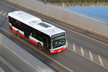 Stadtbus auf Brücke