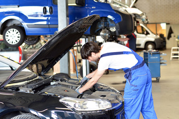 Wall Mural - Automechaniker // Mechanic in car repair shop